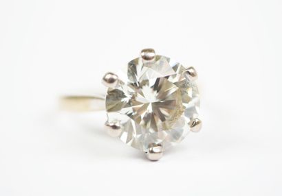 **18K white gold (750‰) solitaire ring set...