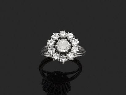 18K white gold (750‰) daisy ring featuring...