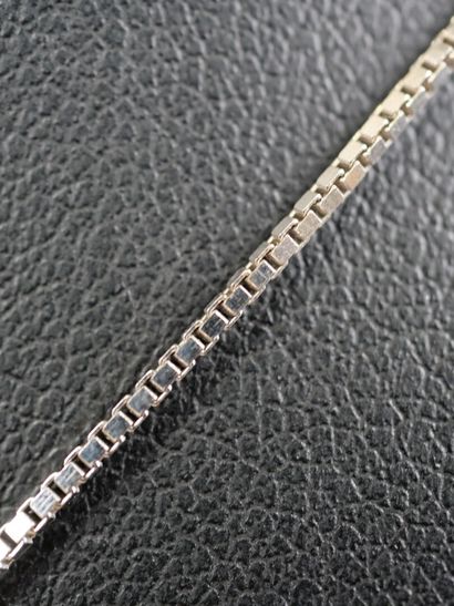 18K white gold necklace (750‰) featuring...