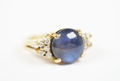 A large 18K yellow gold (750‰) ring featuring...