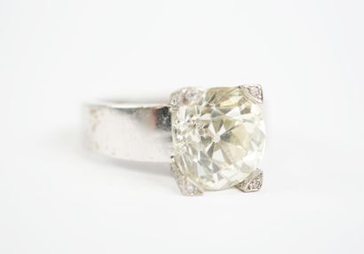 A substantial 18K white gold (750‰) ring...