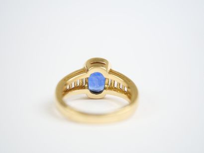 A striking 18K yellow gold (750‰) ring featuring...
