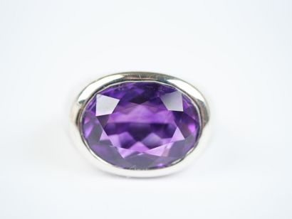 A striking 18K white gold (750‰) ring featuring...