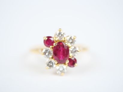 An 18K yellow gold (750‰) daisy ring featuring...