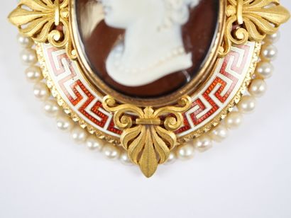 A large oval brooch in 18K yellow gold (750‰)...