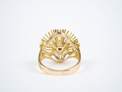 18K yellow gold (750‰) ring featuring a radiating...
