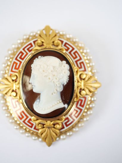 A large oval brooch in 18K yellow gold (750‰)...