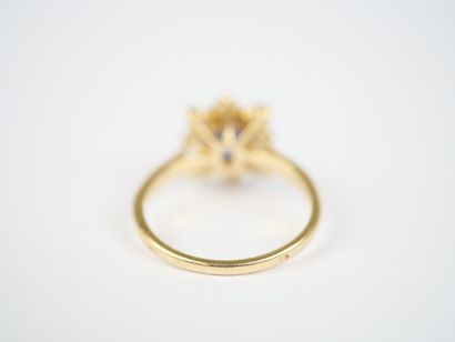 18K yellow gold (750‰) daisy ring featuring...