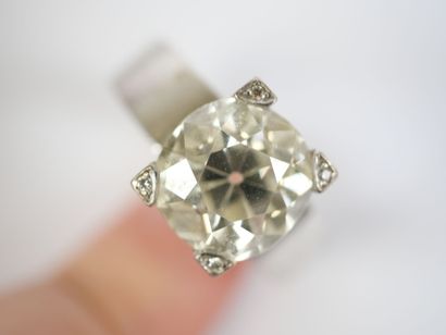 A substantial 18K white gold (750‰) ring...