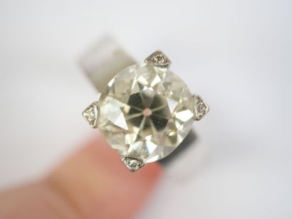 A substantial 18K white gold (750‰) ring...