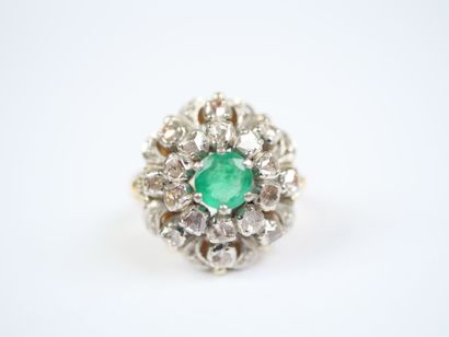An 18K (750‰) yellow and white gold ring...