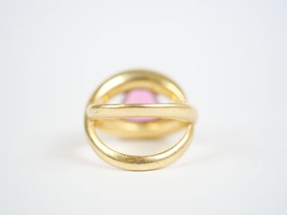A large 18K yellow gold (750‰) ring featuring...
