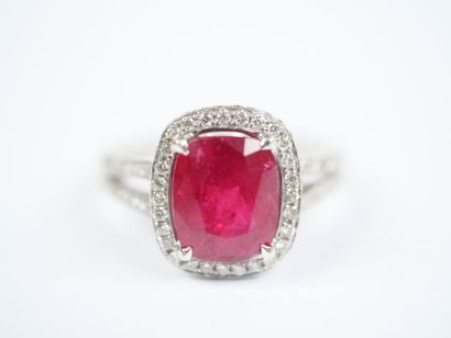 A striking 18K white gold (750‰) ring featuring...