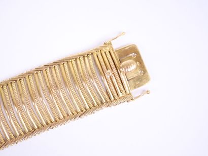 A striking 18K yellow gold (750‰) link bracelet...
