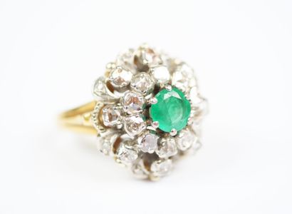 An 18K (750‰) yellow and white gold ring...