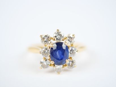 18K yellow gold (750‰) daisy ring featuring...