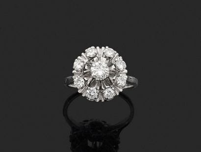 18K white gold (750‰) or platinum ring featuring...