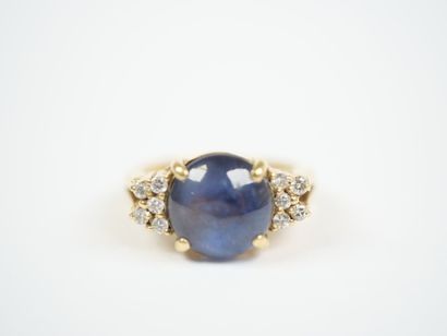 A large 18K yellow gold (750‰) ring featuring...