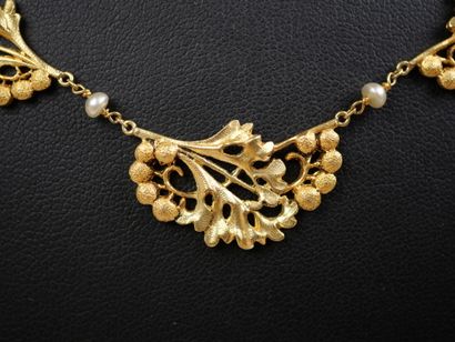 An 18K yellow gold (750‰) necklace with a...