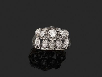A large 18K white gold (750‰) ring featuring...