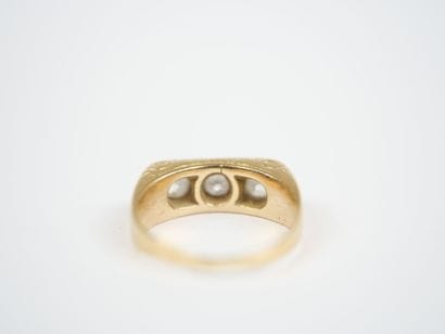 18K yellow gold (750‰) garter ring adorned...