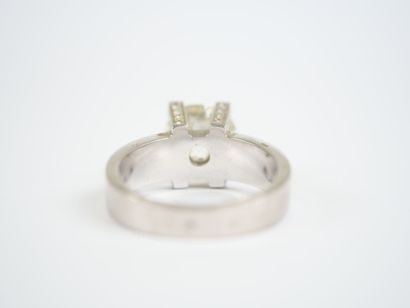 A substantial 18K white gold (750‰) ring...
