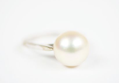 18K white gold (750‰) ring set with a cultured...