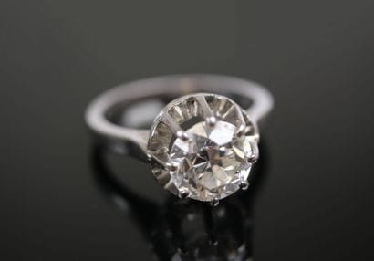 Platinum (850‰) solitaire ring set with a...