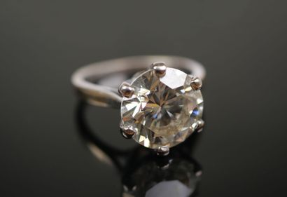 **18K white gold (750‰) solitaire ring set...