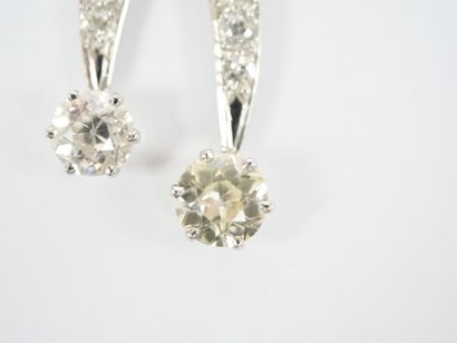 18K white gold necklace (750‰) featuring...