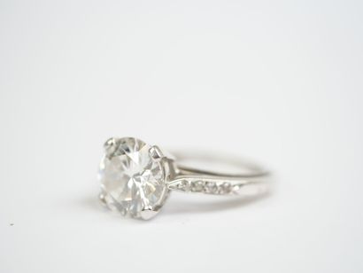 18K white gold (750‰) solitaire ring set...