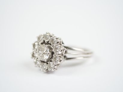 18K white gold (750‰) daisy ring featuring...