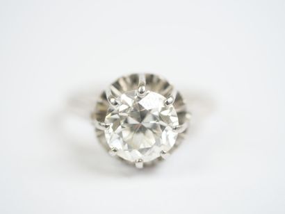 Platinum (850‰) solitaire ring set with a...