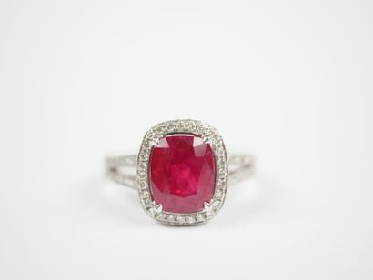 A striking 18K white gold (750‰) ring featuring...