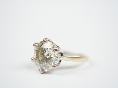 **18K white gold (750‰) solitaire ring set...