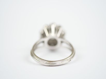18K white gold (750‰) daisy ring featuring...