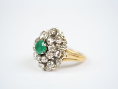 An 18K (750‰) yellow and white gold ring...