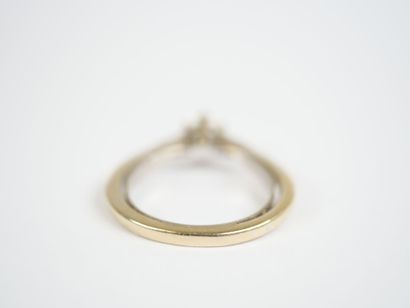 A solitaire ring in 18K white gold (750‰)...