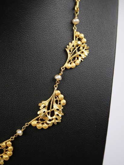 An 18K yellow gold (750‰) necklace with a...