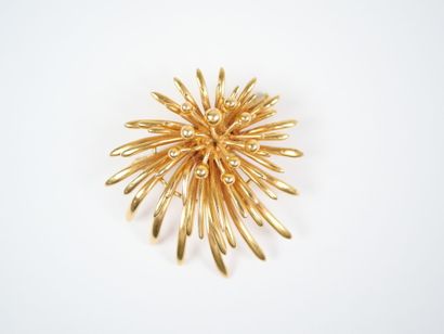 18K yellow gold (750‰) brooch decorated with...
