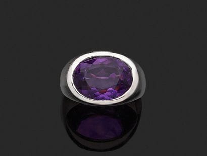 A striking 18K white gold (750‰) ring featuring...