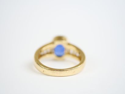 A striking 18K yellow gold (750‰) ring featuring...