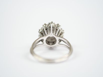 18K white gold (750‰) daisy ring featuring...