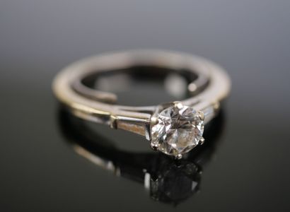A solitaire ring in 18K white gold (750‰)...