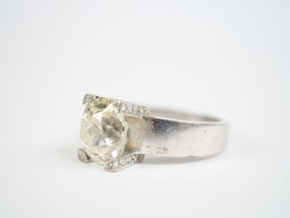 A substantial 18K white gold (750‰) ring...