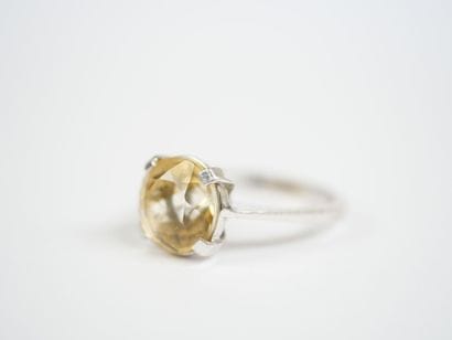 18K white gold (750‰) ring featuring a round...