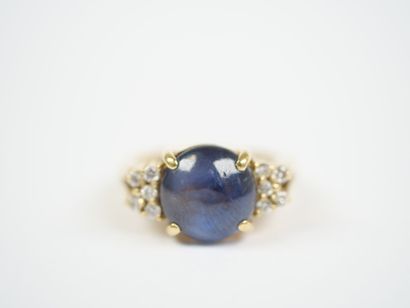 A large 18K yellow gold (750‰) ring featuring...