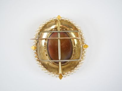 A large oval brooch in 18K yellow gold (750‰)...
