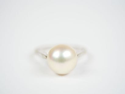18K white gold (750‰) ring set with a cultured...