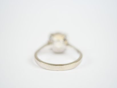 18K white gold (750‰) ring featuring a round...